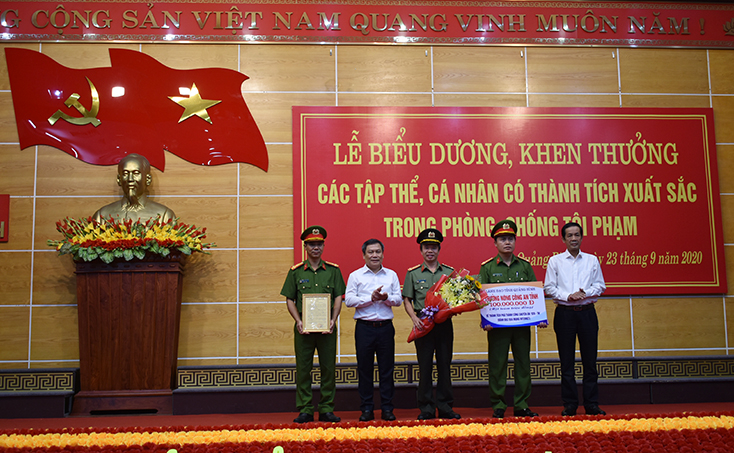 Đồng chí Vũ Đại Thắng, Ủy viên dự khuyết Ban Chấp hành Trung ương Đảng, Bí thư Tỉnh ủy và đồng Trần Công Thuật, Chủ tịch UBND tỉnh trao thư khen và quyết định thưởng nóng cán bộ, chiến sỹ Công an tỉnh.