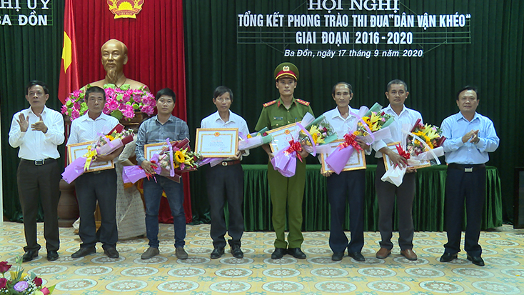 Lãnh đạo Ban Dân vận Tỉnh ủy và Thường trực Thị ủy Ba Đồn trao giấy khen cho các cá nhân có thành tích xuất sắc trong phong trào thi đua  