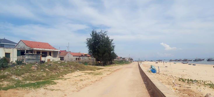 Quang cảnh bờ biển xã Nhân Trạch trong ngày 23-9-2020