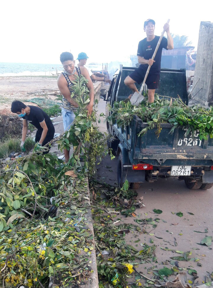 Toàn bộ các trục đường và khu vực gần bờ biển đều được nhân dân xã Nhân Trạch, huyện Bố Trạch tiến hành vệ sinh môi trường sạch sẽ.