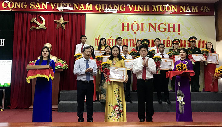Đồng chí Bí thư Tỉnh ủy Vũ Đại Thắng và đồng chí Trưởng ban Dân vận Tỉnh ủy Lê Văn Bảo tặng bằng khen của Ban Thường vụ Tỉnh ủy cho các điển hình tiên tiến