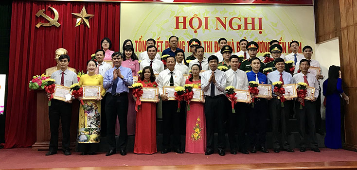 Đồng chí Phó Bí thư Thường trực Tỉnh ủy Trần Thắng và đồng chí Phó Chủ tịch Thường trực HĐND tỉnh trao giấy chứng nhận điển hình “Dân vận khéo” cho các tập thể