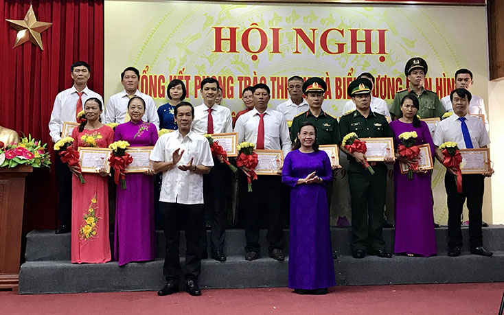 Đồng chí Chủ tịch UBND tỉnh Trần Công Thuật và đồng chí Chủ tịch Ủy ban MTTQVN tỉnh trao giấy chứng nhận điển hình “Dân vận khéo” cho các cá nhân