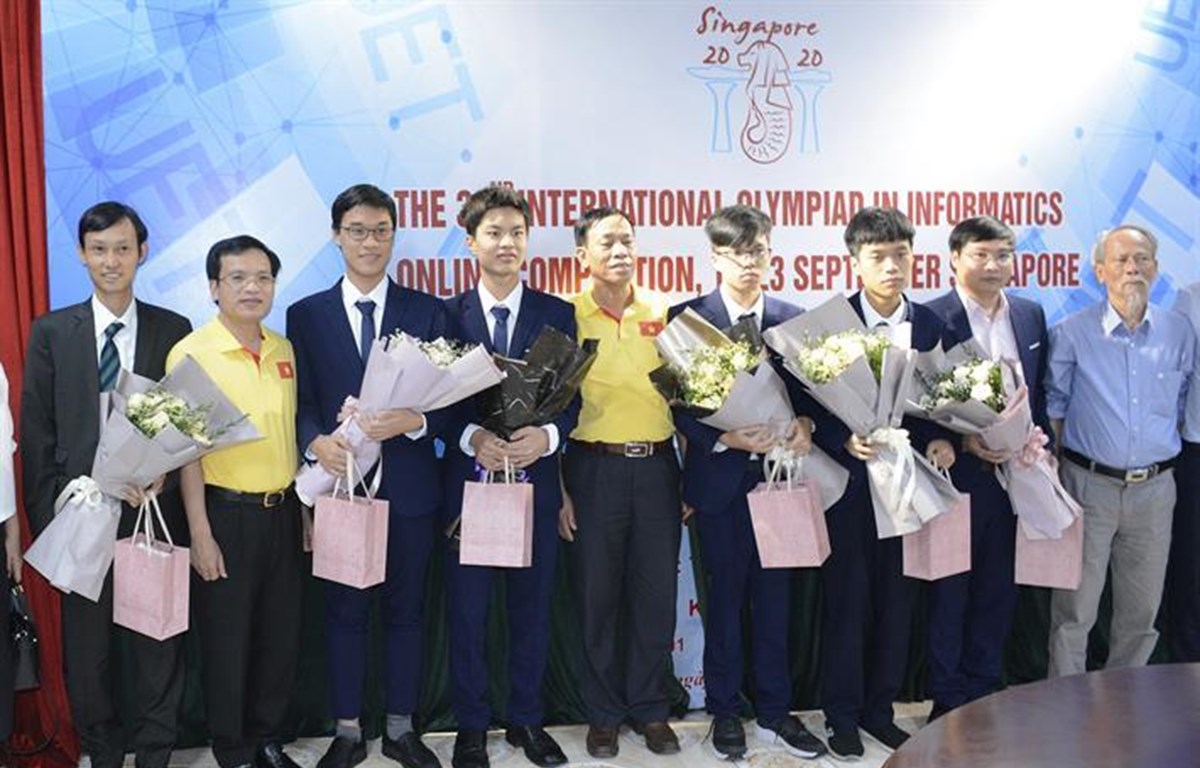  Bộ Giáo dục và Đào tạo chúc mừng các thành viên đội tuyển. (Ảnh: PV)