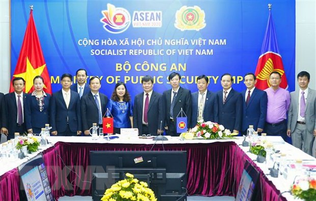 Trung tướng Nguyễn Thanh Sơn, Cục trưởng Cục Đối ngoại, Bộ Công an Việt Nam và các đại biểu. (Ảnh: Doãn Tấn/TTXVN)