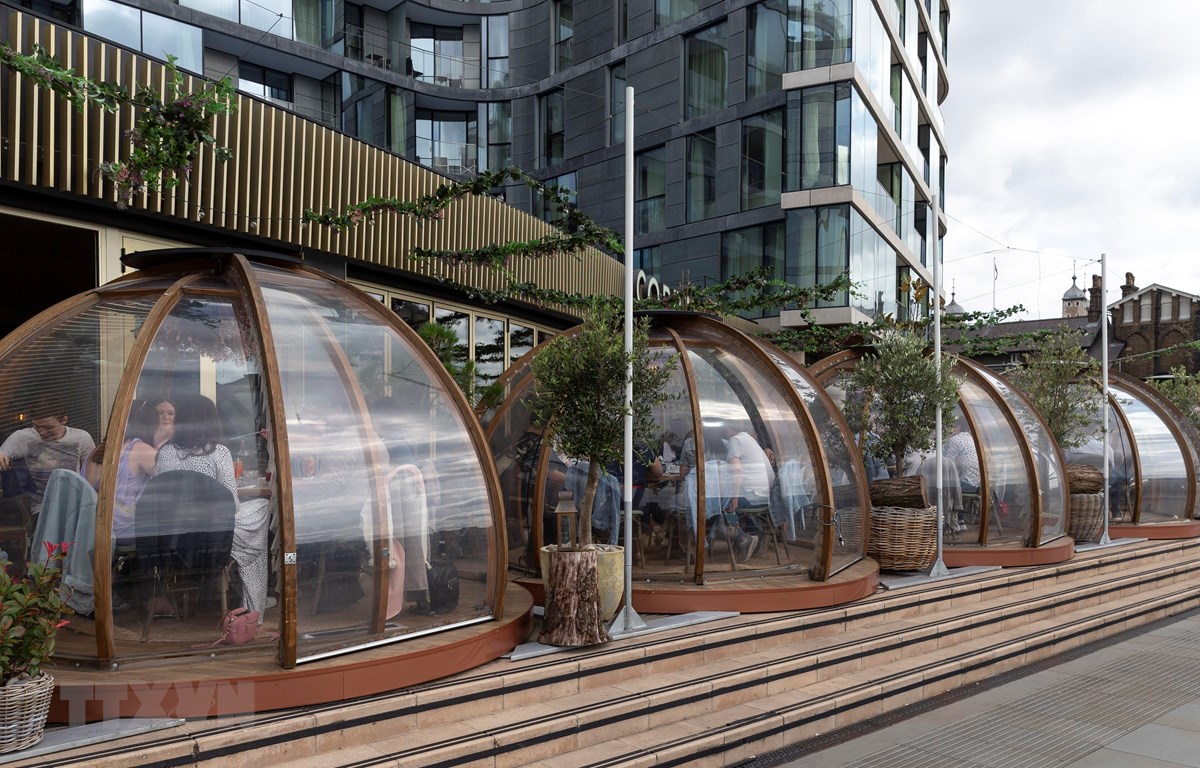  Một nhà hàng ở London áp dụng biện pháp an toàn cho thực khách trong bối cảnh dịch COVID-19 lây lan mạnh tại Anh ngày 12-9-2020. (Ảnh: THX/TTXVN)