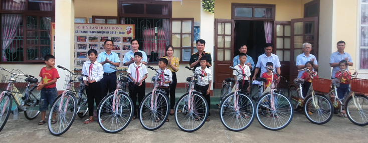 Tổ ĐBQH tỉnh trao xe đạp cho các em học sinh. 
