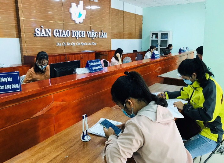  Trung tâm Dịch vụ việc làm tỉnh tăng cường tư vấn về các chính sách, chế độ bảo hiểm thất nghiệp, đào tạo nghề cho người lao động.