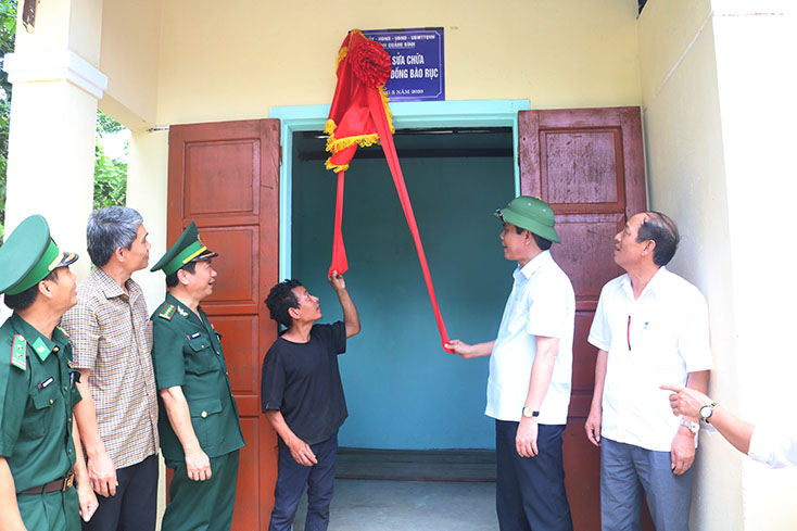 Đồng chí Trần Thắng, Phó Bí thư Thường trực Tỉnh ủy bàn giao nhà thực tế cho các hộ dân đồng bào Rục (xã Thượng Hóa, huyện Minh Hóa) vào tháng 5-2020. Ảnh: D.C.H