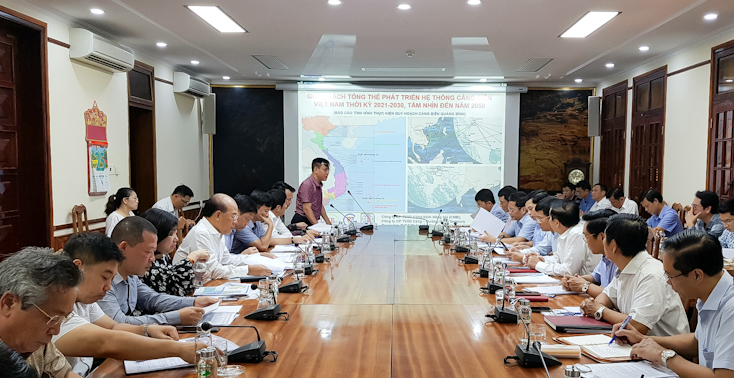 Quang cảnh buổi làm việc. 