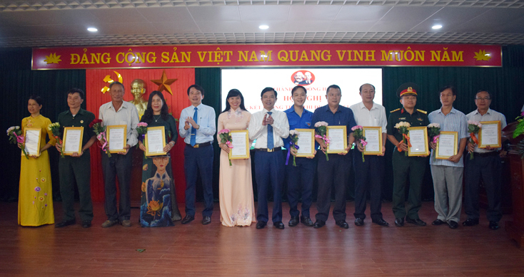 Đại diện lãnh đạo Thành ủy Đồng Hới công nhận và biểu dương các tập thể điển hình  "Dân vận khéo " giai đoạn 2016-2020.