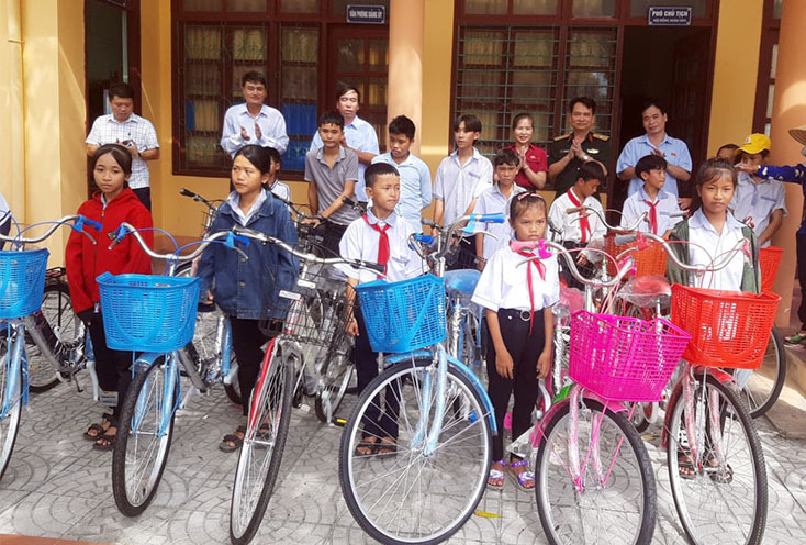 Trao xe đạp cho các em học sinh nghèo vượt khó trên địa bàn huyện Quảng Trạch