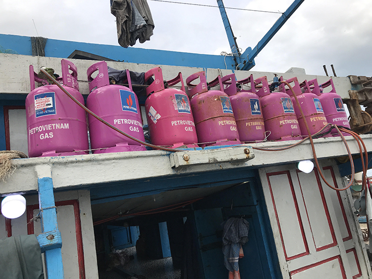 Ngư dân dự trữ khí gas cho chuyến đi biển dài ngày là một trong những nguyên nhân gây cháy nổ.