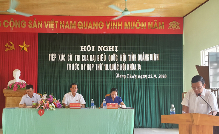 Các ĐBQH đang tiếp xúc với cử tri tại huyện Lệ Thủy