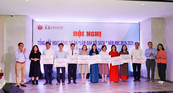 Ban tổ chức trao thưởng cho các tổ chức, đơn vị có đóng góp và thành tích trong dự án “Làm bạn với sách” và các cuộc thi liên quan.