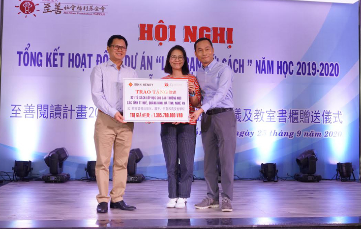 Đại diện nhãn hàng thời trang John Henry trao tặng tủ sách cho các trường.