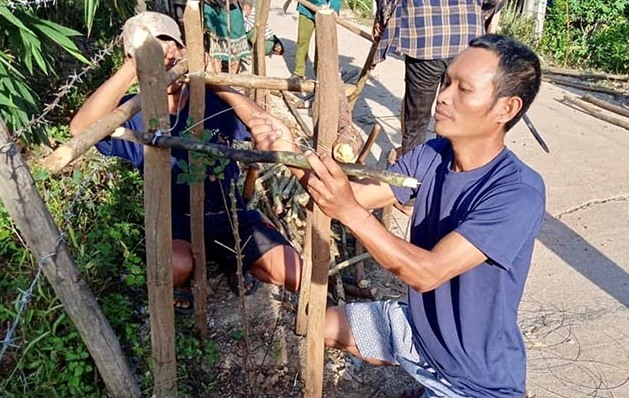Nhân dân bản La Trọng 1, xã Trọng Hóa tích cực hưởng ứng phong trào trồng cây và chăm sóc cây xây dựng NTM