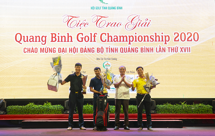 Ban tổ chức trao giải cho Bảng A