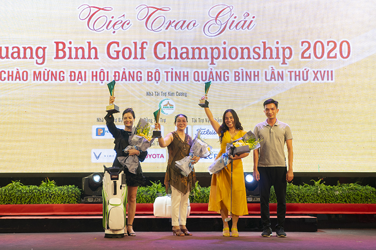 Ban tổ chức trao giải cho Bảng Nữ