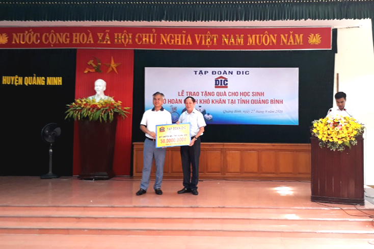Trao tặng quỹ khuyến học cho Hội Khuyến học tỉnh.