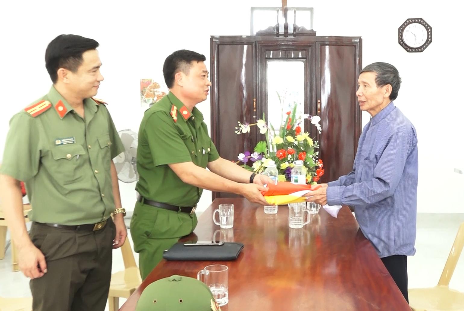 Công an TX. Ba Đồn đã quyên góp, ủng hộ gần 2.000 lá cờ Tổ quốc để trao tặng cho các địa phương nhằm hưởng ứng việc treo cờ Tổ quốc.