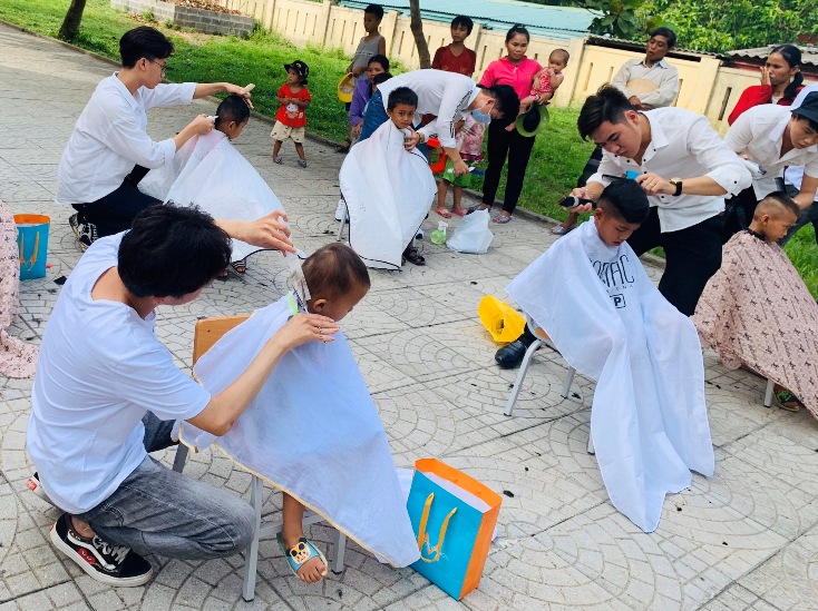 ... và cắt tóc miễn phí cho các em học sinh xã Trường Xuân.