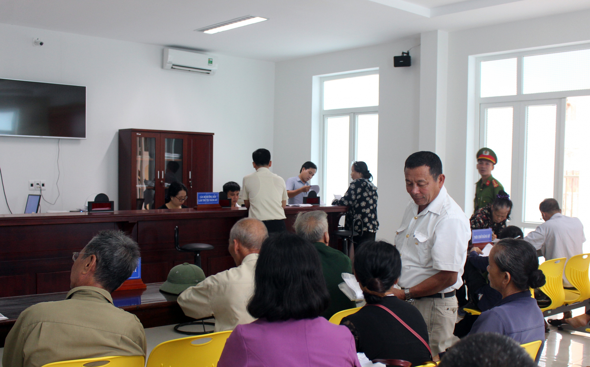 Công dân đến đăng ký tham gia phiên tiếp công dân của đồng chí Bí thư Tỉnh ủy