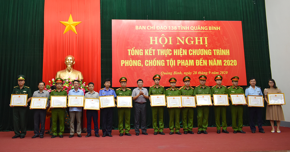 Đồng chí Trần Tiến Dũng, Phó Chủ tịch UBND tỉnh trao bằng khen các tập thể, cá nhân có thành tích xuất sắc trong công tác PCTP, giai đoạn 2016-2020.