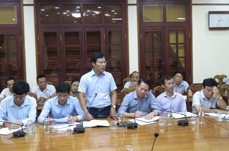 Đại diện Chi cục bảo vệ môi trường (Sở Tài nguyên-Môi trường) báo cáo về việc kiểm tra tình trạng ô nhiễm môi trường mà người dân kiến nghị trước đó.