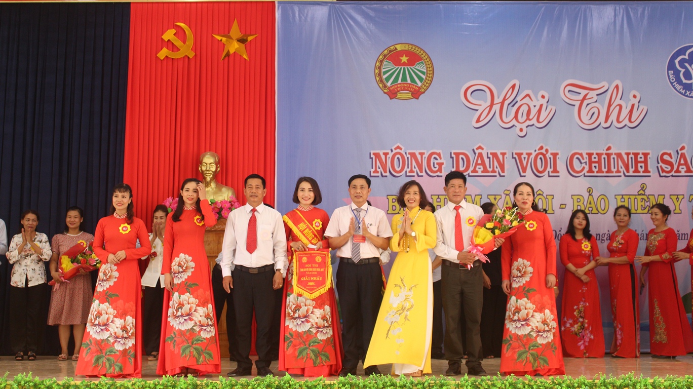 Ban tổ chức trao giải cho các đội.