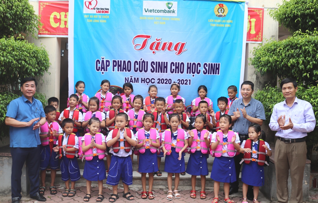   LĐLĐ tỉnh trao áo phao cho các em học sinh. 
