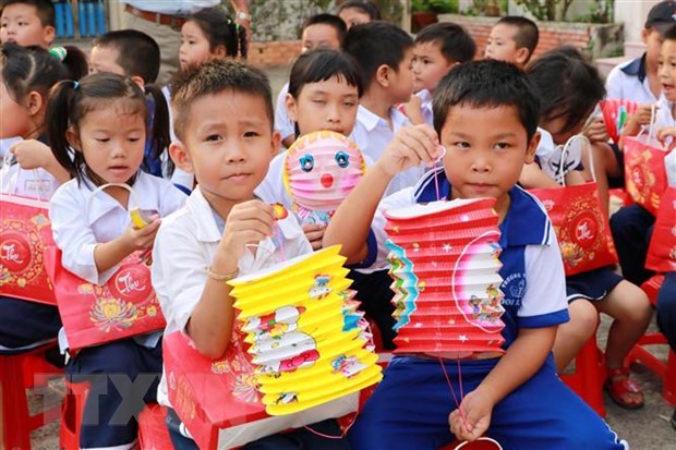  Các em thiếu nhi có hoàn cảnh khó khăn huyện Cần Giờ vui cùng Tết Trung thu sum vầy, trọn vẹn. (Ảnh: Thanh Vũ/TTXVN)