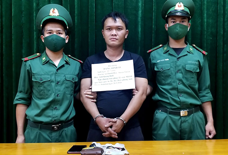  Đối tượng Đặng Đình Tứ (giữa) cùng một số tang vật liên quan.