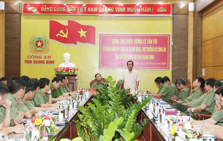 Đồng chí Trần Công Thuật, Phó Bí thư Tỉnh ủy, Chủ tịch UBND tỉnh, Trưởng đoàn Đại biểu Quốc hội tỉnh phát biểu tại buổi làm việc.