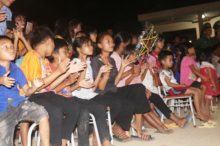    Các em nhỏ hào hứng tham dự đêm hội.