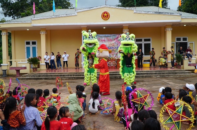 Màn chào mừng “Đêm hội trăng rằm” của hai chú Lân được đoàn thiện nguyện chuẩn bị cho các em nhỏ tại đây.