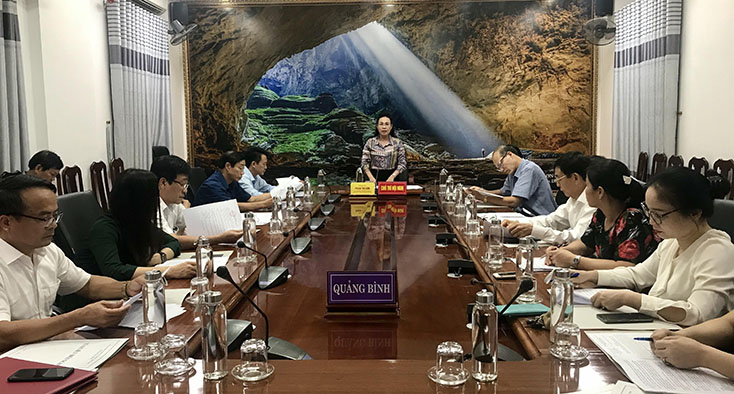 Đồng chí Chủ tịch Ủy ban MTTQVN tỉnh, Trưởng ban Vận động Quỹ “Vì người nghèo” tỉnh  Phạm Thị Hân phát biểu tại hội nghị