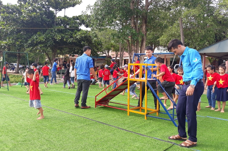  Nhiều công trình sân chơi cho thanh, thiếu nhi sử dụng vật liệu tái chế góp phần bảo vệ môi trường.