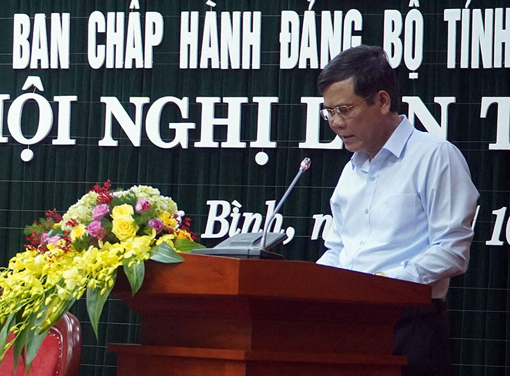 Đồng chí Phó Bí thư Thường trực Tỉnh ủy Trần Thắng trình bày báo cáo hình kinh tế - xã hội, công tác xây dựng Đảng quý III và nhiệm vụ quý IV năm 2020