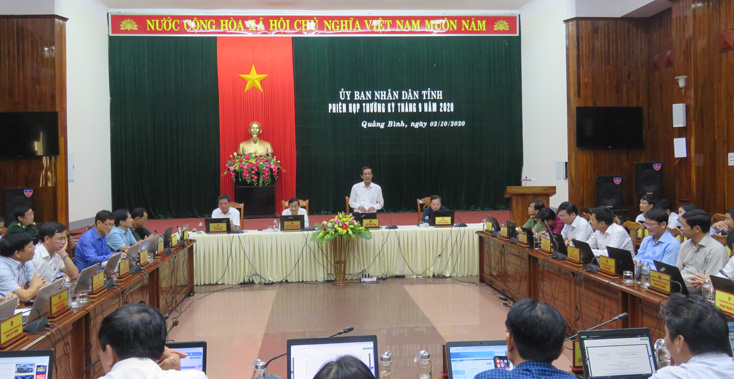 Đồng chí Chủ tịch UBND tỉnh Trần Công Thuật phát biểu kết luận phiên họp.