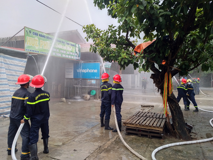 Cán bộ, chiến sỹ Phòng Cảnh sát PCCC và CNCH triển khai đội hình chữa cháy