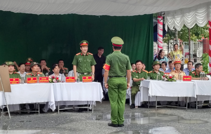 Nhận lệnh từ Ban chỉ đạo triển khai phương án chữa cháy và CNCH khi tình huống cháy phát sinh tại chợ Ba Đồn