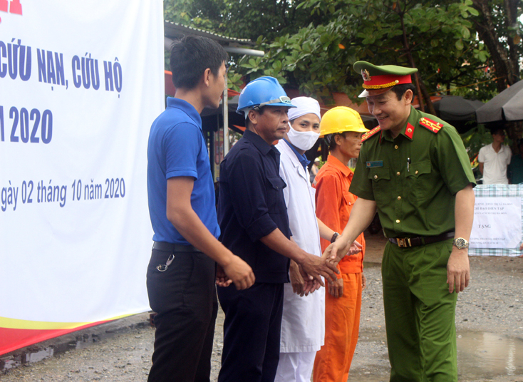 Kết thúc buổi diễn tập, Đại tá Trần Quang Hiếu, Phó Giám đốc Công an tỉnh, Trưởng ban chỉ đạo diễn tập PACC và CNCH thăm hỏi, động viên, chúc sức khỏe các lực lượng tham gia diễn tập