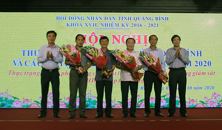 Thường trực HĐND tỉnh tặng hoa cho các đồng chí Thường trực HĐND huyện, thị xã, thành phố đã nghỉ hưu