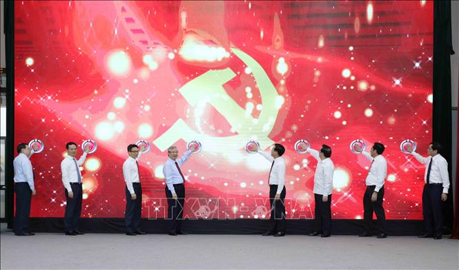 Đồng chí Trần Quốc Vượng, Uỷ viên Bộ Chính trị, Thường trực Ban Bí thư và các đồng chí lãnh đạo Ban Tuyên giáo nhấn nút khai trương Trang tin điện tử. Ảnh: Phương Hoa/TTXVN