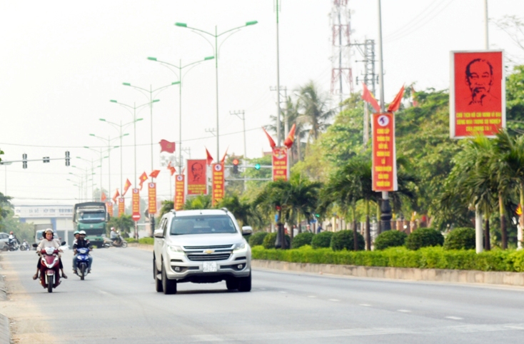    Trên các nẻo đường từ trung tâm huyện đến các làng quê ở Bố Trạch đều rợp bóng cờ, băng rôn, khẩu hiệu, tranh cổ động… tuyên truyền về đại hội đảng bộ các cấp.