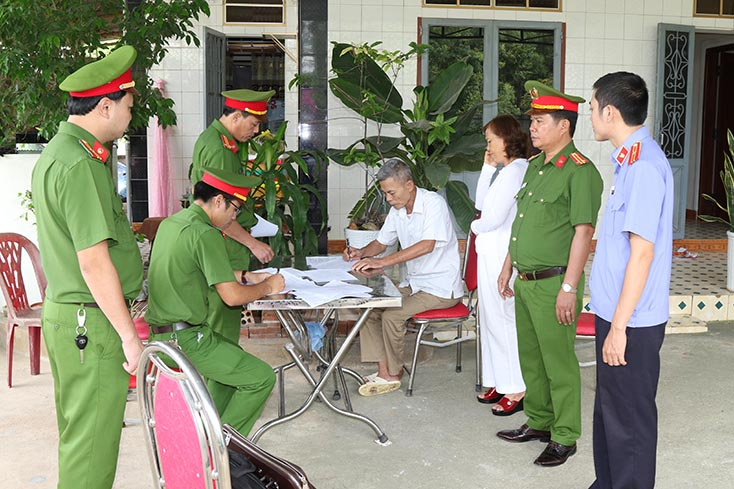 Cơ quan chức năng tống đạt các quyết định khởi tố vụ án, khởi tố bị can đối với Ngô Văn Xoài, Giám đốc Công ty Trách nhiệm hữu hạn thương mại xây dựng và vận tải Thiên Ân về hành vi trốn thuế.