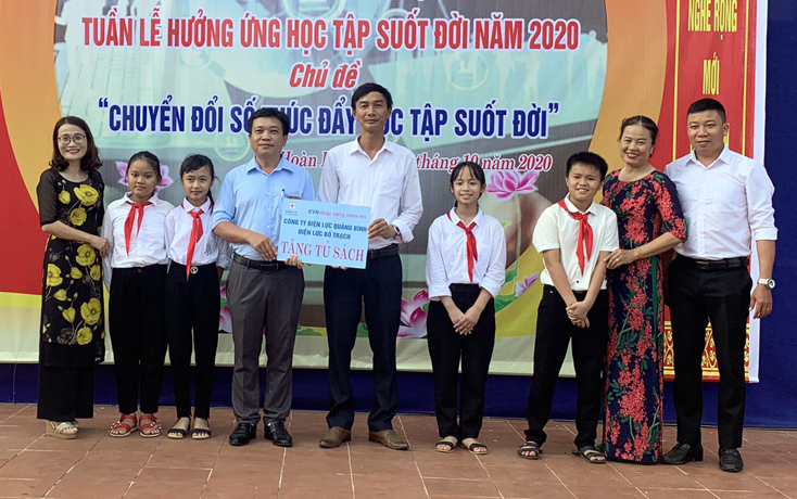 Điện lực Bố Trạch trao tặng tủ sách cho các em học sinh và giáo viên Trường THCS Quách Xuân Kỳ.