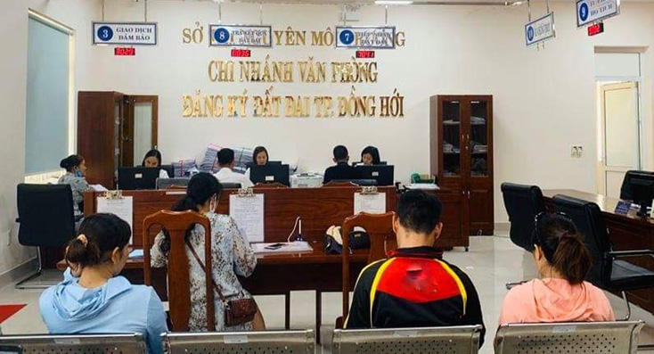 Người dân đến làm thủ tục đăng ký quyền sử dụng đất ở Chi nhánh Văn phòng đăng ký đất đai TP Đồng Hới.