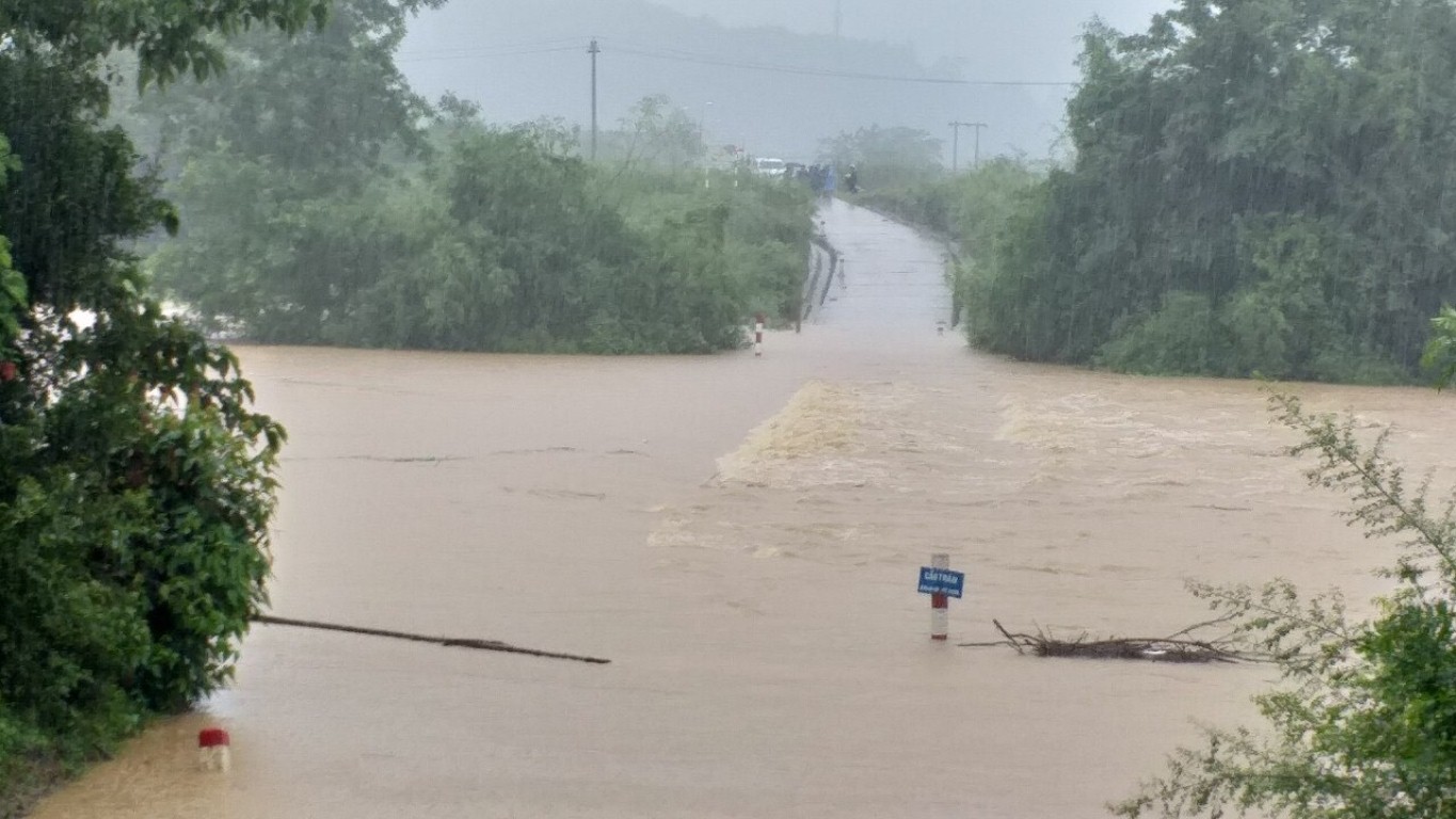 Ngầm tràn về xã Minh Hóa đã ngập sâu, cô lập toàn bộ địa phương này